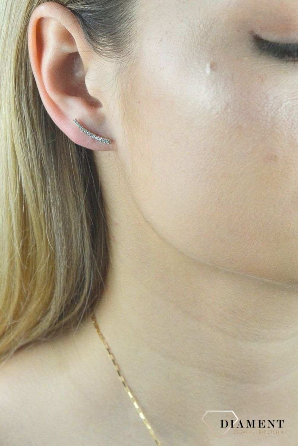 Kolczyki złote 585 z cyrkonią KL 11406. Złote kolczyki próby 585 o oryginalnym wyglądzie z cyrkonią. Posiadają wygodne i bezpieczne zapięcie.jpg